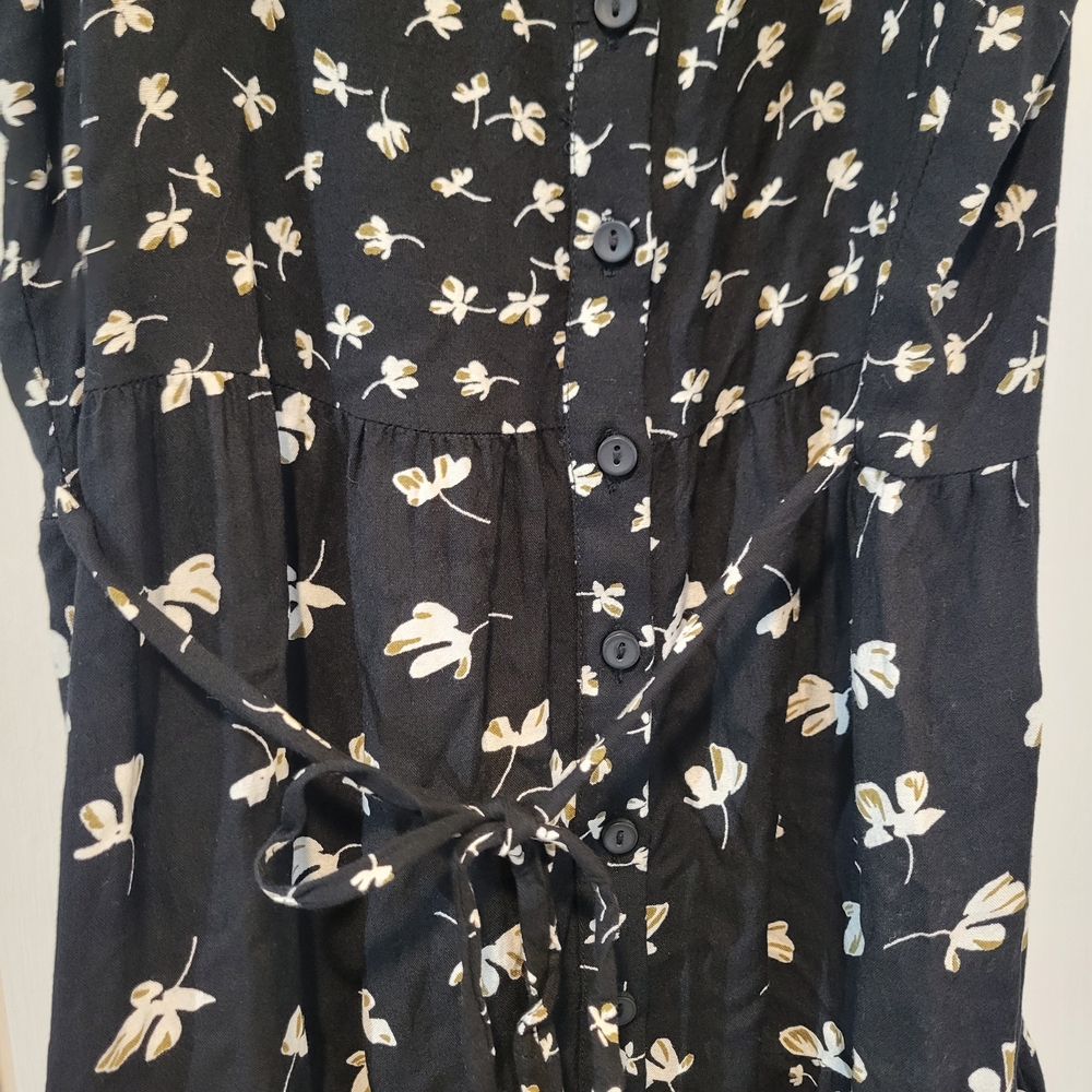Chic Black Floral Midi Dress - Picture 2 of 7